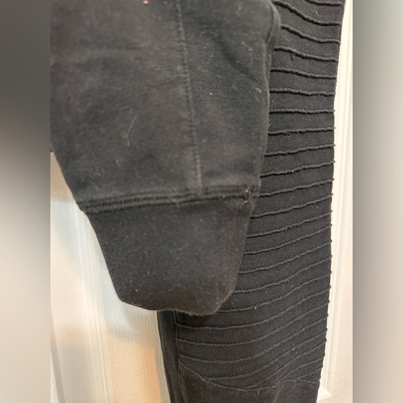 Alo Yoga Urban Moto Jogger Sweatpants Black Tapered Zip Pockets Gym - Picture 4 of 9